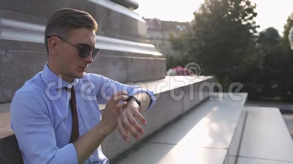 年轻人用他的智能手表工作视频的预览图