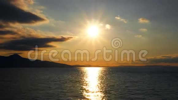 日落的灯光和大海以及美丽的背景视频的预览图