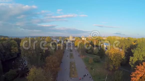 空中观景飞行在公园和美丽的蓝色湖泊在市中心特诺皮尔乌克兰人们正在休息视频的预览图