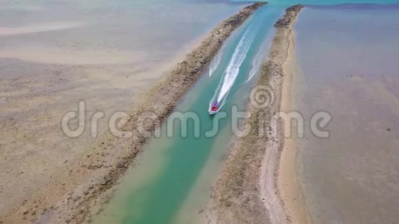 泰国传统的长尾船在沙滩上通过水道航行视频的预览图