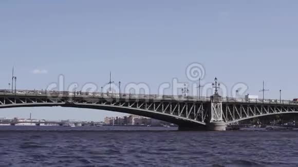 沿着圣彼得堡的河流和运河进行水上游览乘船视频的预览图