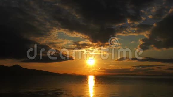 日落的灯光和大海以及美丽的背景视频的预览图