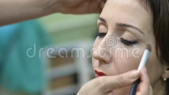 化妆师在沙龙做模特化妆视频的预览图