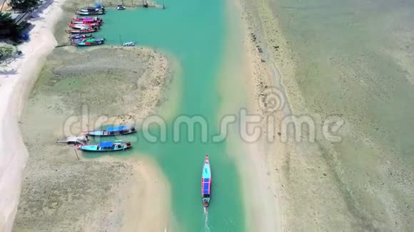 泰国传统长尾船接近码头的鸟瞰图视频的预览图