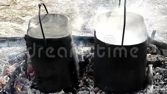 两个燃烧的大锅与热瓦在木炭上缓慢运动视频的预览图