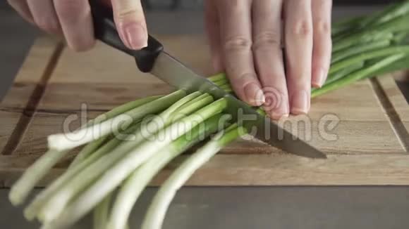 厨师在厨房为沙拉切新鲜蔬菜自家花园的蔬菜纯素食品新鲜健康的菜肴饮食视频的预览图