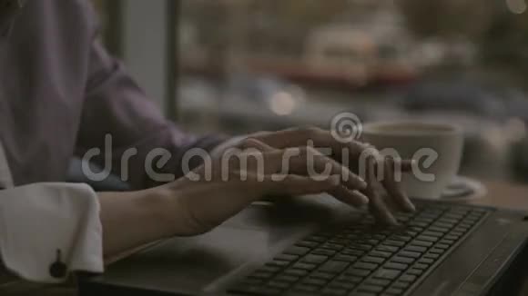妇女在电脑上打字视频的预览图