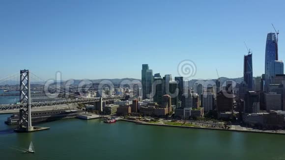 令人惊叹的4k鸟瞰现代城市建筑旧金山市中心摩天大楼海洋海景天际线视频的预览图