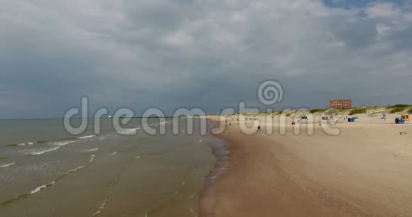 文茨皮尔斯的波罗的海波浪和海滩海岸4景视频的预览图