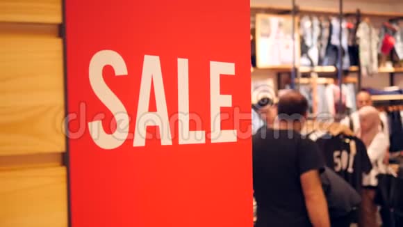 购物中心大红色销售标志购买折扣服装的人黑色星期五概念4K视频的预览图