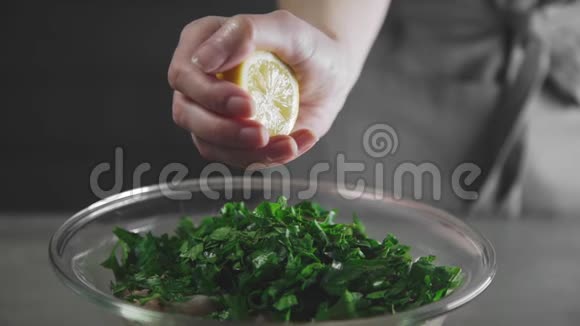 家庭主妇将柠檬挤到蔬菜沙拉酸餐饮食食品水果中的维生素纯素菜中视频的预览图