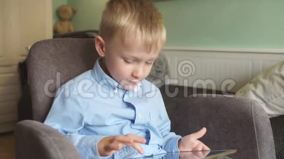 男孩在家里用平板电脑视频的预览图