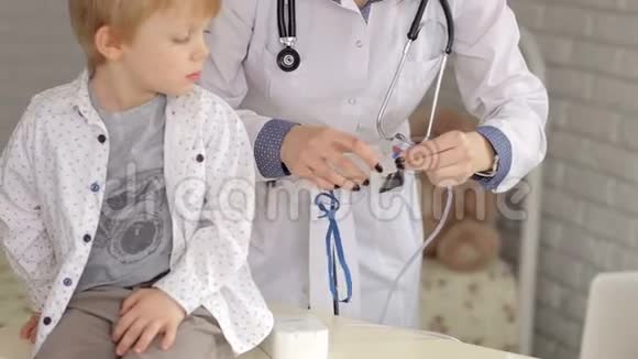 医生和孩子在医院里用喷雾器视频的预览图