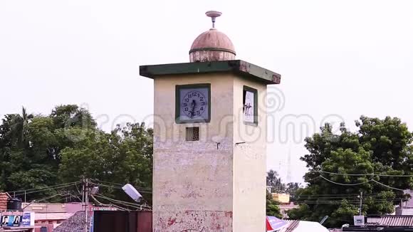 泰米尔纳德邦老城区美丽的公共钟视频的预览图