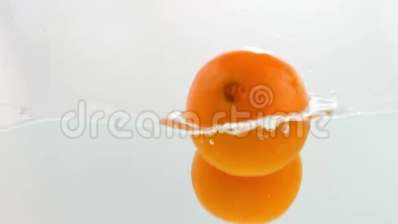 橘子漂浮在水中视频的预览图