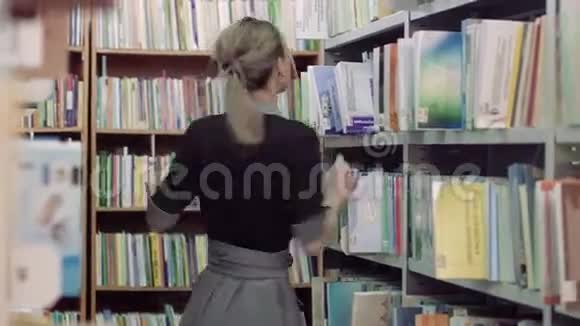 图书馆里的漂亮女大学生视频的预览图