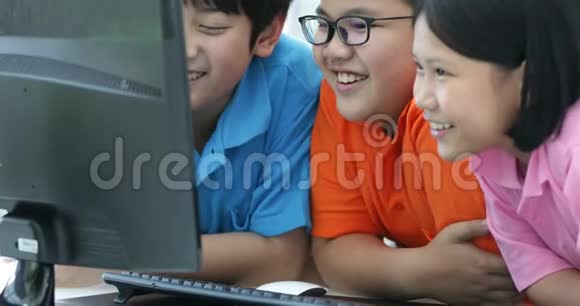 用台式电脑关闭微笑的亚洲学生视频的预览图