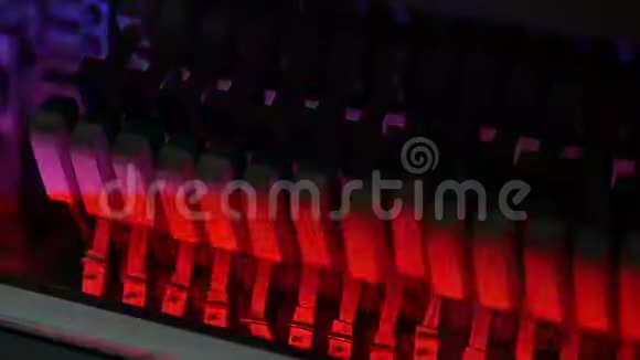 彩色钢琴锤机械锤及琴内弦杆钢琴锤机构慢动作视频的预览图