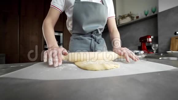 厨师把面团卷出来做馅饼做家庭面包在厨房烤蛋糕视频的预览图