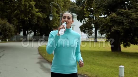 女跑运动员饮水瓶视频的预览图