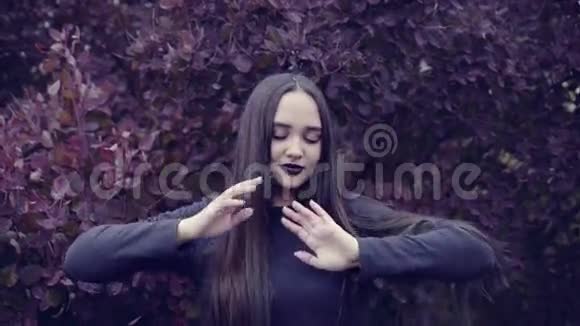 一个年轻的女人在镜头前跳舞视频的预览图