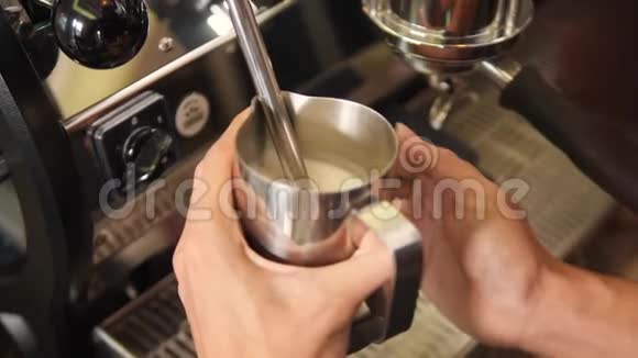 咖啡师加热豆浆与专业咖啡机卡布奇诺在Coffeeshop4K慢动作视频的预览图