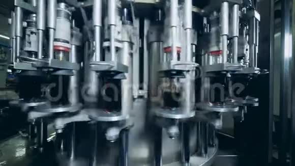 酒精生产玻璃瓶灌装生产威士忌苏格兰威士忌白兰地视频的预览图