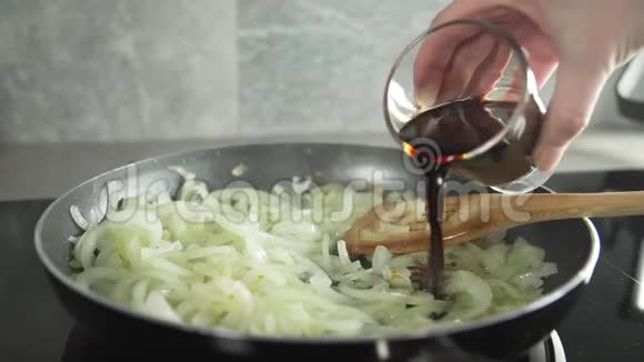 厨师用香醋炒洋葱做蔬菜菜加入菠菜视频的预览图