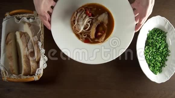 厨师用面条新鲜草药和辣椒做鱼汤亚洲料理饮食健康膳食和视频的预览图