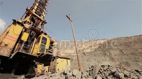 坑钻全景工业外部铁矿石采石场全景视频的预览图