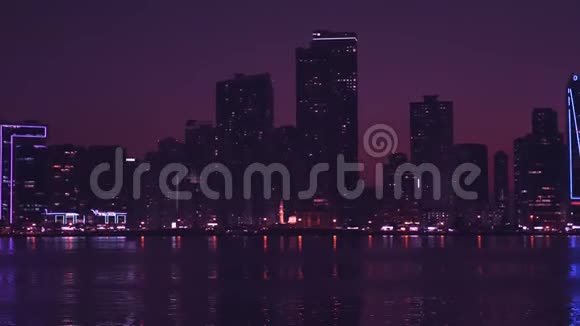 傍晚海滨全景夜景灯光照明水中倒影视频的预览图