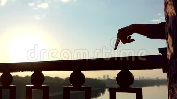 斯隆莫的两只雄手在日落时沿着桥轨奔跑视频的预览图