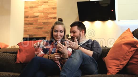 夫妻用手机微笑玩得开心视频的预览图