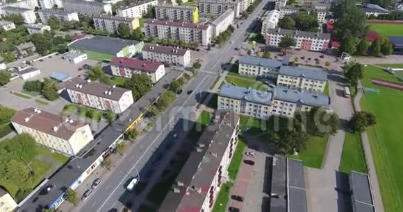 空中城市景观与现代房屋道路树木4K无人机射击视频的预览图