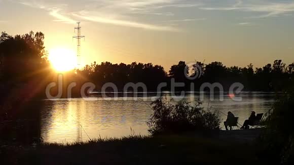 日落时分两个人坐在折叠椅上钓鱼视频的预览图