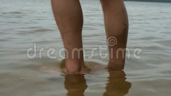 曼斯腿在水里慢动作视频的预览图