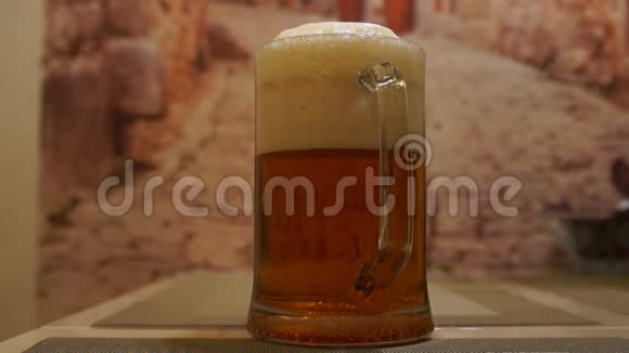 喝啤酒冷啤酒有工艺啤酒一品脱淡啤酒视频的预览图