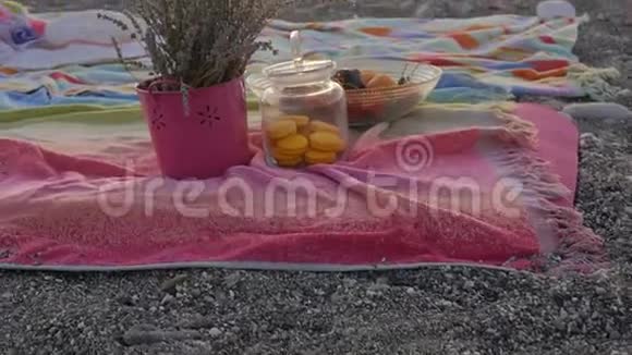 暑假概念与薰衣草水果和饼干在海滩视频的预览图