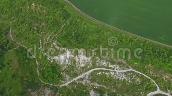 采石场的鸟瞰图废弃采石场的沙丘绿色自然夏季视频的预览图
