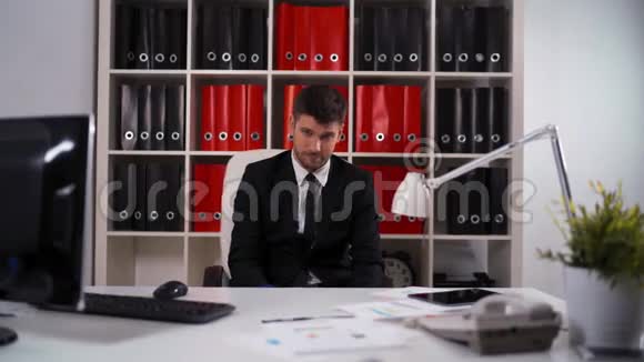商人在办公室戴拳击手套视频的预览图