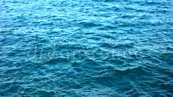 蓝色的水和波浪接近视频的预览图