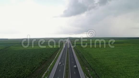 高速公路和天空的空中景色视频的预览图