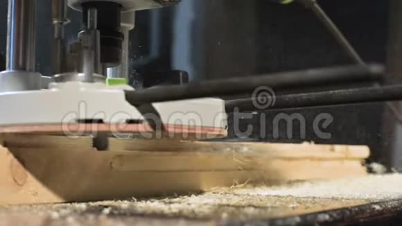 大特写木工用电铣锯切木板尘埃粒子和锯子的缓慢运动视频的预览图