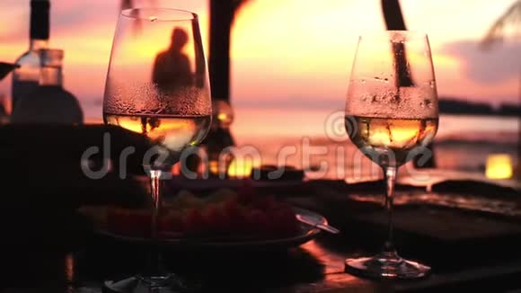 一对恋爱中的情侣在令人惊叹的日落时分用白葡萄酒碰杯高清1920x1080慢动作视频的预览图