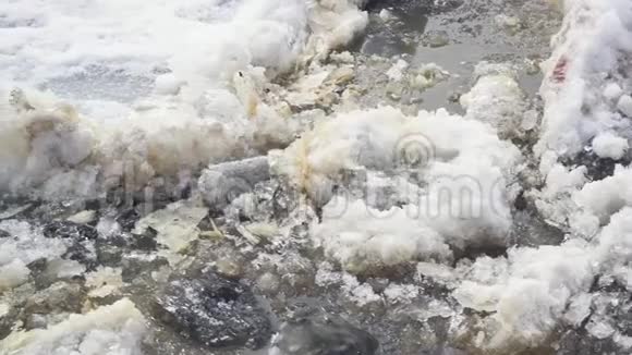 融化的冰沿河移动视频的预览图