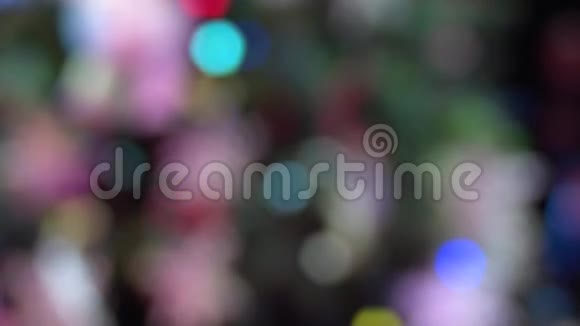 装饰的圣诞树玩具和蕾丝雪花新年模糊图像视频的预览图