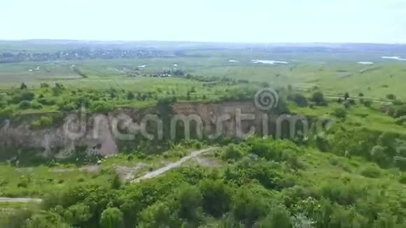 采石场的鸟瞰图废弃采石场的沙丘绿色自然夏季视频的预览图