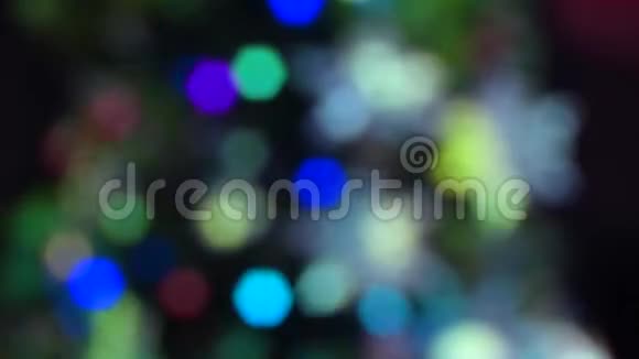 装饰的圣诞树玩具和蕾丝雪花新年模糊图像视频的预览图