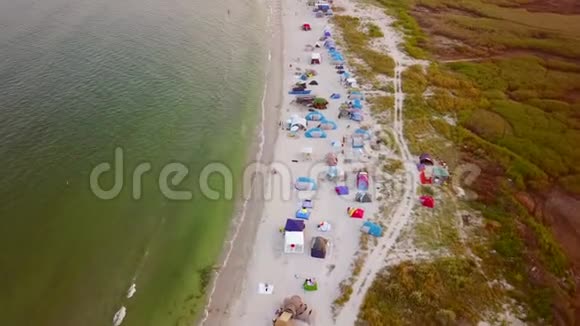 鸟瞰GuraPortitei海滩充满帐篷视频的预览图