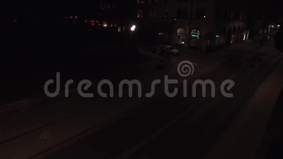 晚上市中心的车视频的预览图